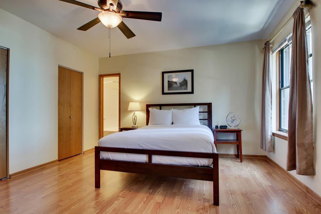 Dewitt Hotel And Suites Chicago Room photo